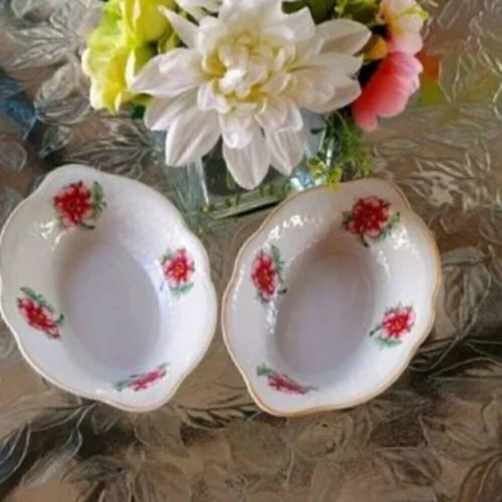 Set of two vintage kitchen dishes